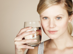 每天什么时候喝水、喝多少才健康