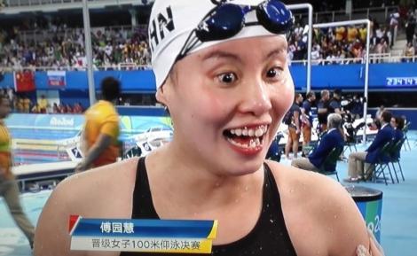泳坛表情包傅园慧曾因近视错失金牌?